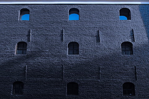 edifici, façana, resum, paret, fosc, presó, paret de maó, llum de la lluna, creatiu, finestra, arquitectura, estructura construïda, exterior de l'edifici, cap gent, marc complet, costat a costat, dia, a l'aire lliure, funció de construcció de parets, repetició, fons, en fila, barri residencial, vista d’angle baix, maó, naturalesa, patró, 4K, CC0, domini públic, lliure de regalies