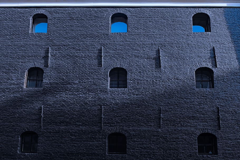 edifici, façana, resum, paret, fosc, presó, paret de maó, llum de la lluna, creatiu, finestra, arquitectura, estructura construïda, exterior de l'edifici, cap gent, marc complet, costat a costat, dia, a l'aire lliure, funció de construcció de parets, repetició, fons, en fila, barri residencial, vista d’angle baix, maó, naturalesa, patró, 4K