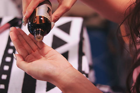 persona, scrosciante, liquido, nero, bottiglia, bottiglia nera, mano umana, donne, persone, alcool, femmine, adulto, etnia caucasica, bere, persona irriconoscibile, uomini, detenzione, ristorante, in casa, avvicinamento, servizio, parte del corpo umano, solo adulti, mano, persone reali, concentrarsi sulle conoscenze acquisite, dito umano, dito, lavoro, tecnologia, parte del corpo, occupazione, attrezzatura, fabbricazione, 1080P, CC0, dominio pubblico, privo di copyright