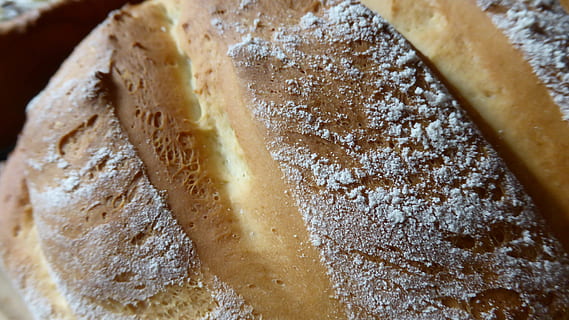 pa de llevat, massa, cruixent, fariner, pa, farina, coure els teus, enfornar, cuina, pressupost, pasatemps, menjar, productes al forn, fins i tot al forn, esmorzar, menjar i beguda, primer pla, cap gent, frescor, alimentació saludable, a l'interior, indulgència, llest per menjar, vista d’angle alt, centrar-se en primer pla, menjar dolç, natura morta, al forn, marró, sucre en pols, benestar, directament a sobre, menjar francès, temptació, pa marró, 4K, CC0, domini públic, lliure de regalies
