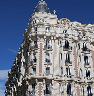 arquitectura, edifici, façana, vell, tot, ciutat, turisme, referència, conegut, històric, pedra, monument, exterior, a l'aire lliure, palau, himmel, torre, paisatge urbà, petit poble, carlton, França, la riviera francesa, carlton intercontinental, estructura construïda, vista d’angle baix, exterior de l'edifici, cel, finestra, viatjar, destinacions de viatge, cel clar, naturalesa, cap gent, dia, història, el passat, blau, llum solar, ornamentat, luxe, 4K, CC0, domini públic, lliure de regalies