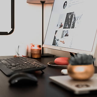 wit, vlak, schermcomputer, monitor, top, zwart, houten, tafel, zilver, technologie, geen mensen, stilleven, computer, binnenshuis, bureau, selectieve aandacht, Draadloze technologie, verbinding, meubilair, communicatie, eten en drinken, laptop, kantoor, bedrijf, fruit, pen, appel - fruit, detailopname, toetsenbord, elektrische lamp, 2K, CC0, publiek domein, royaltyvrij