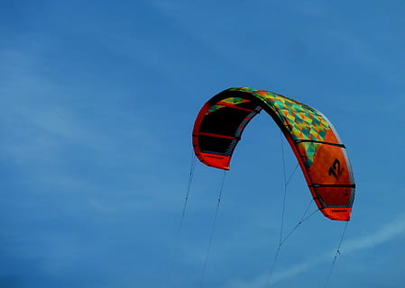 fliegen, gleiten, Drachen, Kiten, Kitesurfen, Meer, Strand, der strand in kiten, Surfen, Surfer, Wasser, Wind, Himmel, Flachwinkelansicht, rot, Blau, Gleitschirmfliegen, Fallschirm, fliegend, Natur, Abenteuer, Extremsportarten, in der Luft, Sport, Tag, mehrfarbig, kopieren sie platz, nicht erkennbare Person, Umgebung, Transport, Parasailing, 2K, CC0, gemeinfrei, lizenzfrei
