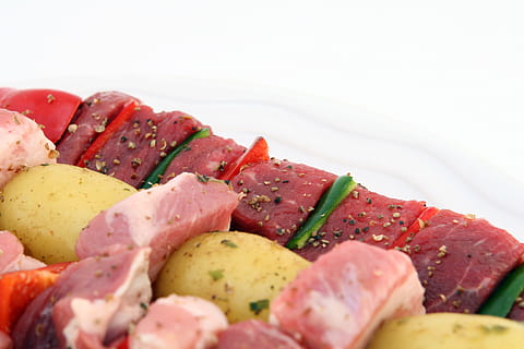 Fleischscheiben, grillen, bbq, Rindfleisch, Cholesterin, Nahansicht, bunt, Kochen, kopieren sie platz, Küche, kulinarisch, köstlich, Diät, Diät halten, Lebensmittel, Garnierung, Grün, gesund, Kräuter, heiß, Kebabs, Lamm, Mittagessen, Makro, Marinade, Fleisch, natürlich, Ernährung, Zwiebel, Pfeffer, Schweinefleisch, Kartoffel, Eiweiß, rot, Restaurant, flacher dof, aufgespießt, Spieße, Snack, Gewürze, würzig, Türkisch, Gemüse, Weiß, Essen und Trinken, Frische, fertig für den Verzehr, drinnen, gesundes Essen, Teller, Stillleben, Wohlbefinden, Studioaufnahme, Mahlzeit, Serviergröße, weißer Hintergrund, keine Leute, Tomate, selektiver Fokus, Scheibe, 2K, CC0, gemeinfrei, lizenzfrei