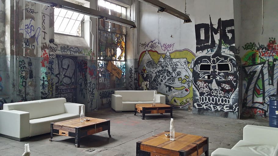 blanc, sofà de cuir, conjunt, graffiti, sortir, aixafar, bude, disseny d'interiors, Berlín, esprai, art, paret, art de carrer, construcció de fàbrica, hauswand, façana, trencar, a l'interior, art i artesania, creativitat, mobles, cap gent, taula, seient, finestra, cadira, funció de construcció de parets, habitació domèstica, dia, sala d'estar, artesania, representació humana, interior de casa, arquitectura, representació, absència, 4K