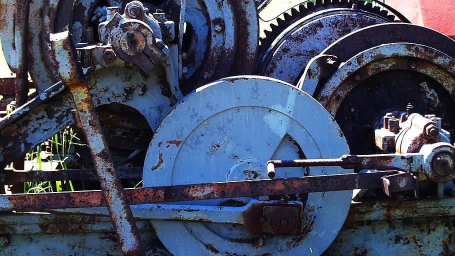 foto de primer pla, marró, part d'eines de metall, engranatges, màquina, vell, mecànic, indústria, mecanisme, rellotge, equipament, tècnic, metàl·lic, roda, fàbrica, poder, cog, motor, abandonat, transport, cap gent, dia, a l'aire lliure, metall, rovellat, maquinària, manera de transport, deteriorament, espatllat, declivi, obsoleta, aixafar, part de la màquina, blau, 1080P