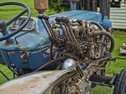 tractor, controale, echipament, maşină, pârghii, industrie, industrial, fabrică, Inginerie, de fabricație, plantă, panou, panou de control, producere, metal, putere, mașini, muncă, sistem, instrument, Automated, buton, loc de munca, vechi, nici o persoana, zi, să se concentreze asupra primelor elemente, abandonat, transport, ruginit, în aer liber, deteriorat, mijloc de transport, vehiculul terestru, declin, deteriorare, învechit, dărâma, a închide, natură, roată, cart, 4K, CC0, domeniu public, fără drepturi de autor