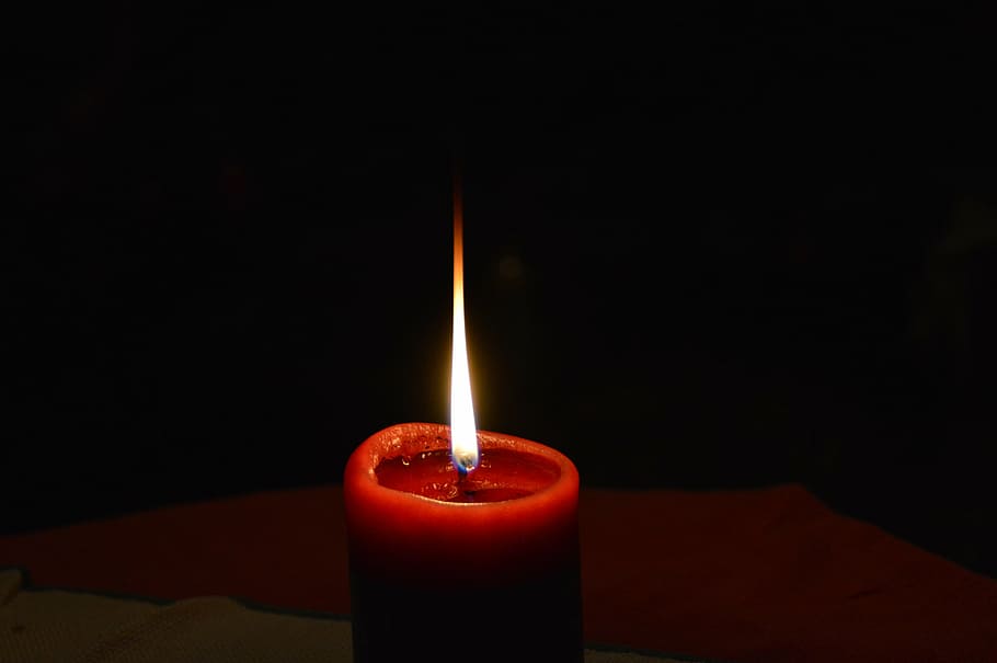 Kerze, Licht, warm, Kerzenlicht, dunkel, Kerzenflamme, Feuer, rot, Flamme, Verbrennung, beleuchtet, drinnen, Hitze - Temperatur, Feuer - natürliches Phänomen, Nahansicht, keine Leute, schwarzer Hintergrund, glühend, Studioaufnahme, kopieren sie platz, Fokus auf den Vordergrund, Natur, Wohnraum, einzelnes Objekt, Helligkeit, 4K