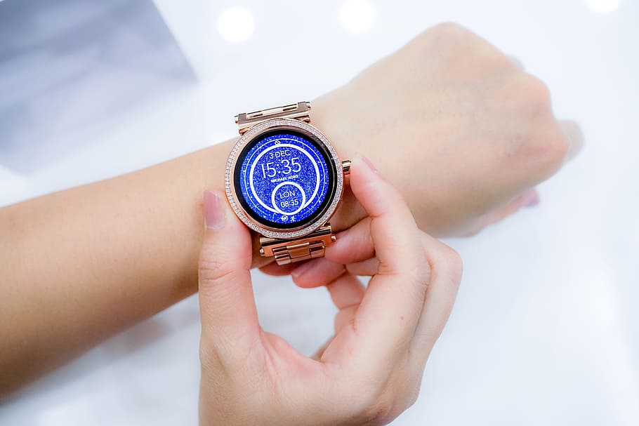 persona, celebració, Smartwatch de color daurat, esquerra, canell, veure, mans, smartwatch, temps, rellotge, moda, rellotge de polsera, tecnologia, accessori, estil de vida, elegant, estil, intel·ligent, hores, or rosa, mà humana, part del cos humà, mà, primer pla, part del cos, a l'interior, adult, gent, precisió, centrar-se en primer pla, dones, sol objecte, negocis, extremitat humana, membre, tir de l'estudi, comprovant l’hora, 5K