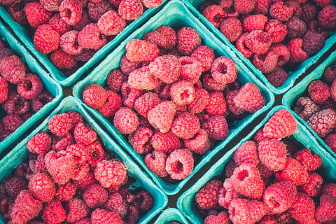 jordbær, hindbær, plast skål meget, bær, punnet, tapet, søde tapeter, søde baggrunde, vitamin, vegetarisk, moden, rød, rå, organisk, ernæring, naturlig, saftig, mad og drikke, mad, friskhed, fuld ramme, ingen mennesker, beholder, overflod, stor gruppe af objekter, detail, sund kost, høj vinkel visning, baggrunde, stilleben, til salg, arrangement, frugt, variation, bærfrugt, marked, snack, 4K, CC0, offentligt domæne, royaltyfrie