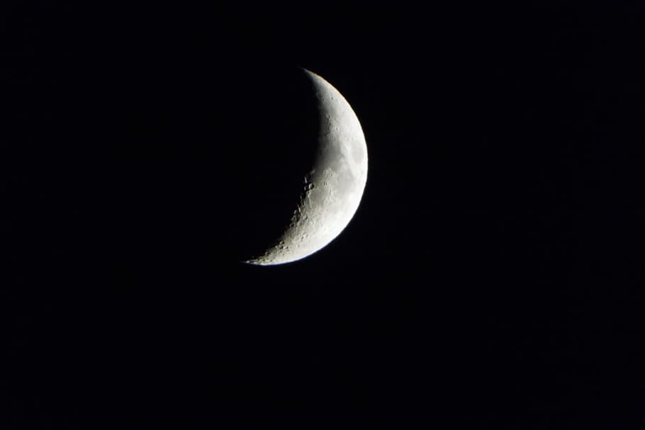 lluna creixent, nova lluna creixent, lluna, creixent, eclipsi, cel, nit, astronomia, superfície de la lluna, Lluna planetària, naturalesa, llum de la lluna, espai, blau, fosc, bellesa a la natura, Mitja lluna, cap gent, còpia espai, tranquil·litat, escenics - natura, vista d’angle baix, escena tranquil·la, astrologia, idíl·lic, cel clar, espai i astronomia, fons negre, 4K