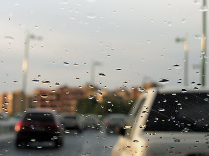 regn, vær, skyet, glass - materiale, vindu, gjennomsiktig, våt, miste, vann, transport, innendørs, transportmiddel, by, land kjøretøy, motorkjøretøy, bil, ingen folk, arkitektur, bygget struktur, natur, regndråpe, regntid, glass, 4K, CC0, offentlig domene, opphavsrett gratis