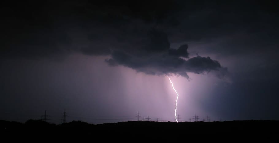 foto, fulmine, nuvoloso, cielo, veloce, temporale, nuvole, notte, natura, tempesta, temporale estivo, lampo di luce, nuvole di tempesta, alta tensione, trama di fulmine, buio, potere in natura, fulmine biforcuto, nuvola - cielo, energia, bellezza nella natura, nuvola temporalesca, silhouette, ambiente, segnale di pericolo, cartello, nessuno, comunicazione, cielo drammatico, elettricità, all'aperto, infausto, viola, 1080P