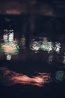 Gewässer, Wasser, fallen, Regen, Reflexion, dunkel, Nacht-, Beleuchtung, Natur, Hintergründe, abstrakt, Meer, See, Blau, keine Leute, gewellt, Ruhe, Ufergegend, Schönheit in der Natur, draußen, Tag, schwimmend, ruhige Szene, auf dem Wasser schwimmen, Bewegung, Vollbild, Wasseroberfläche, 5K, CC0, gemeinfrei, lizenzfrei
