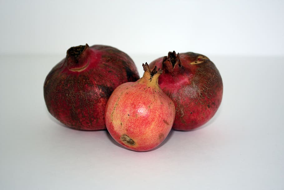 granaty, czerwony, owoc, kompozycja, martwa natura, granat, zdrowe odżywianie, jedzenie i picie, jedzenie, dobre samopoczucie, studio strzał, świeżość, wewnątrz, zbliżenie, żadnych ludzi, grupa obiektów, białe tło, jabłko - owoc, odetnij, trzy obiekty, zdrowy tryb życia, szare tło, 4K