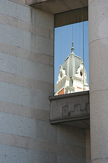 finestra, duplicació, edifici, façana, arquitectura, llum, resum, posta de sol, il·luminació, resplendor, cel, color, colorit, plata, brillar, brillantor, brillant, alt, romanç, madrid, espanya, estructura construïda, exterior de l'edifici, espiritualitat, religió, cap gent, creença, vista d’angle baix, lloc de culte, dia, escultura, funció de construcció de parets, art i artesania, representació humana, naturalesa, a l'aire lliure, columna arquitectònica, 2K, CC0, domini públic, lliure de regalies