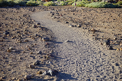 Weg, Pfad, Spur, Wanderweg, Teneriffa, teide nationalpark, Steinwüste, Wüste, Mondlandschaft, Land, Tag, High Angle View, Natur, keine Leute, Feld, Schmutz, Sonnenlicht, Ruhe, draußen, Strand, Stein - Objekt, ruhige Szene, Landschaft, solide, Rock, Umgebung, Wasser, Stein, Schlamm, Verschmutzung, 5K, CC0, gemeinfrei, lizenzfrei