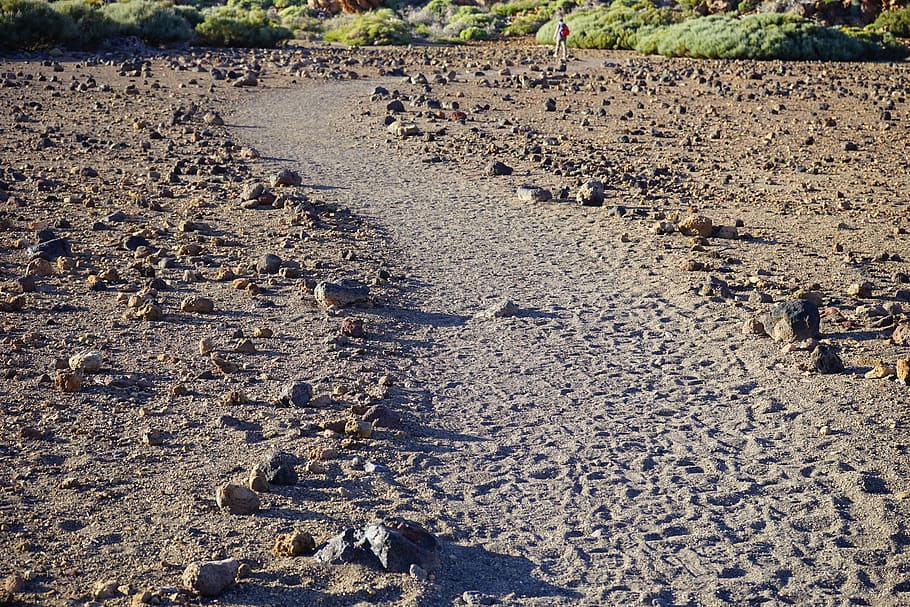 Weg, Pfad, Spur, Wanderweg, Teneriffa, teide nationalpark, Steinwüste, Wüste, Mondlandschaft, Land, Tag, High Angle View, Natur, keine Leute, Feld, Schmutz, Sonnenlicht, Ruhe, draußen, Strand, Stein - Objekt, ruhige Szene, Landschaft, solide, Rock, Umgebung, Wasser, Stein, Schlamm, Verschmutzung, 5K