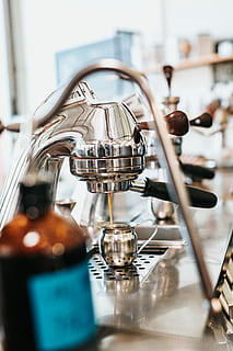 ruostumaton, teräs espressokeitin, täyte, kuppi, valikoiva, keskittyä valokuvaukseen, harmaa, espressokeitin, kahvinkeitin, kahvi, kone-, espresso, kahvila, sisällä, valikoiva tarkennus, lähikuva, ruoka ja juoma, keskittyä etualalle, pöytä, laite, kodinkoneet, ei ihmisiä, keittiö, päivä, kontti, kahvijuomaa, juoda, asetelma, metalli-, 5K, CC0, public domain, rojaltivapaa