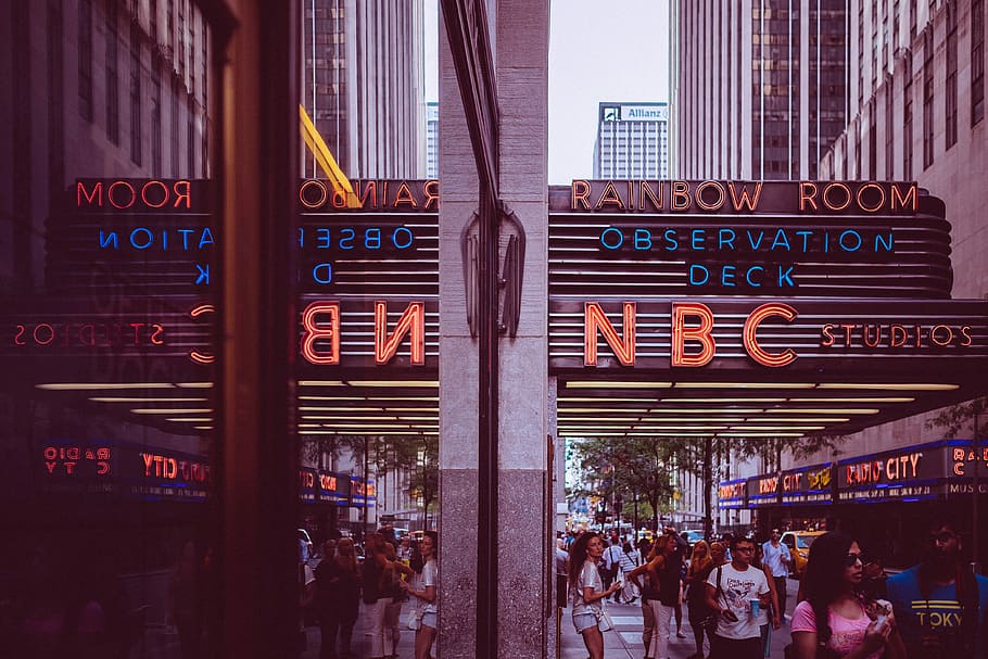 skupina, osoba, chůze, městské budovy, lidé, procházky, nbc signage, během dne, světlo, budova, nbc, studio, pokoj duha, New York, symetrie, odraz, pěší, město, vyhlídková plošina, zrcadlo, tobiaszil, oranžový, architektura, text, exteriér budovy, stavba, západní skript, sdělení, skupina lidí, dav, podepsat, velká skupina lidí, městský život, skutečných lidí, svítí, informace, neon, obchodní značka, cestovat, muži, venku, kancelářská budova exteriér, mrakodrap, 4K