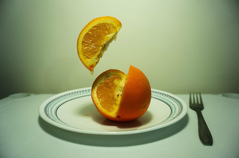 fruita, creatiu, disseny, forquilla, placa, menjar i beguda, alimentació saludable, tall, taula, menjar, copa, cítrics, a l'interior, utensili per menjar, frescor, benestar, color taronja, estri de cuina, cap gent, equipament per a la llar, taronja, llest per menjar, tir de l'estudi, ganivet de taula, vidre, temptació, 4K
