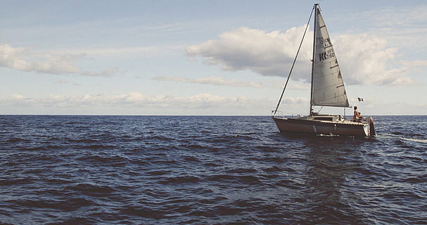 eventyr, strand, båd, skyer, dagslys, fritid, middelhavet, ocean, udendørs, rekreation, sejle, sejlbåd, sejlads, hav, himmel, transportsystem, rejse, vand, fartøjer, yacht, nautiske fartøj, sommer, ferier, natur, transportmidler, transportform, sky - himmel, horisont, horisont over vand, skønhed i naturen, scenics - natur, dag, havnefronten, rolig scene, skib, luksus, 4K