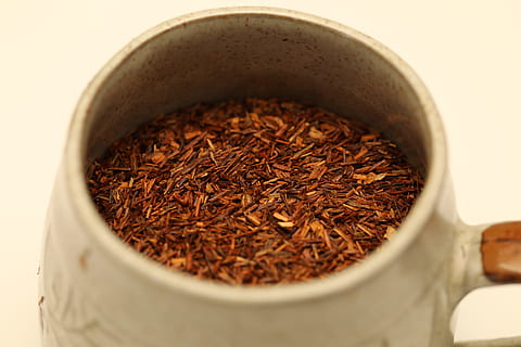 rooibos, čaj, rooibos, čaj, jídlo a pití, káva - nápoj, kávový šálek, pražená kávová zrna, hnědý, napít se, jídlo, káva, uvnitř, nikdo, detail, svěžest, studio shot, koření, stálý život, pohár, občerstvení, blahobyt, vysoký úhel pohledu, Zdravé stravování, přímo nad, džbánek, kofein, 5K, CC0, veřejná doména, bez autorských práv