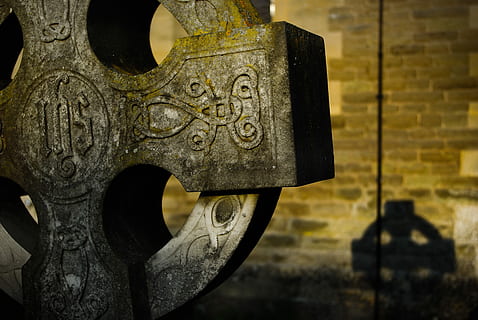stín, bývalý, selk, mělký, fotografování, přejít, náhrobek, slunečního světla, hřbitov, smrt, kov, nikdo, detail, starý, umění a řemesla, zaměřit se na popředí, řemeslo, tvořivost, venku, den, architektura, zastoupení, Příroda, sochařství, rezavý, nástěnný prvek, zvětralý, 4K, CC0, veřejná doména, bez autorských práv
