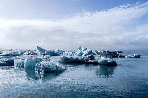 foto, es bergs, siang hari, es berg, tubuh, air, fotografi, Es, bergs, awan putih, langit biru, gunung es - pembentukan es, Antartika, alam, laut, arktik, gletser, kutub Selatan, suhu dingin, beku, biru, musim dingin, salju, iklim kutub, laguna jokulsarlon, langit, es mengapung, pemandangan, kutub Utara, tanah penggembalaan, tidak ada orang, awan - langit, keindahan di alam, ketenangan, scenics - alam, adegan yang tenang, lingkungan Hidup, tepi laut, mengambang di atas air, gunung es, laguna, di luar rumah, pencairan, berwarna pirus, 4K, CC0, domain publik, bebas royalti