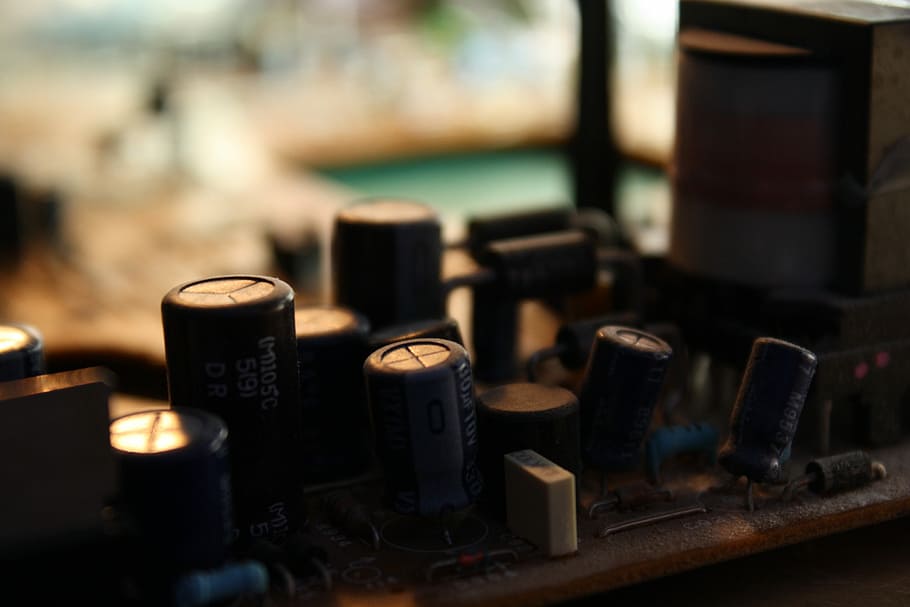 condensatore, scheda di circuito, elettronica, vecchio, raccolta differenziata, frizione, rottura, isärplockad, Aperto, avvicinamento, tecnico, concentrarsi sulle conoscenze acquisite, in casa, nessuno, strumento musicale, giorno, messa a fuoco selettiva, tecnologia, musica, cultura artistica e intrattenimento, tavolo, gruppo di oggetti, antico, comunicazione, in stile retrò, attrezzatura per la registrazione del suono, controllo, nostalgia, equipaggiamento audio, 4K