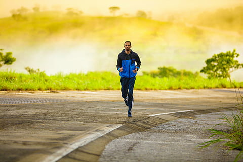 Mann, iført, blå, svart, jakke, bukser, løping, vei, jogge, løpende mann, trening, sunn, løpe, aktiv, Fitness, person, voksen, atletisk, passe, atlet, joggetur, trene, bevegelse, utendørs, aktivitet, full lengde, kun en kvinne, bare kvinner, natur, én person, landlige scene, kun voksne, ung voksen, uformelt antrekk, livsstil, anlegg, sunn livsstil, menn, transport, dag, unge menn, tre, forfra, jeans, 8K, CC0, offentlig domene, opphavsrett gratis