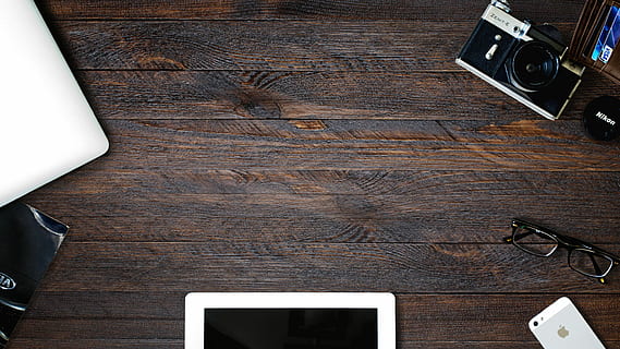 schwarz, Kamera, Brille, silberne Kamera, braun, hölzern, Oberfläche, Schreibtisch, Arbeitsplatz, Computer, ipad, Telefon, iphone, Platz, Holz, Tabelle, Volk, Welt, Jahrgang, Büro, Technologie, Fotografie-Themen, Kamera - Fotoausrüstung, Holz - Material, direkt darüber, kabellose Technologie, High Angle View, drinnen, Stillleben, Kommunikation, keine Leute, tragbares Informationsgerät, Fotoausrüstung, Retro-Stil, Smartphone, Mobiltelefon, Verbindung, Bildschirm, Digitalkamera, Leder, 4K, CC0, gemeinfrei, lizenzfrei