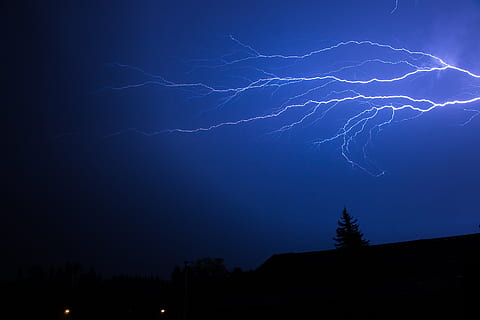 flash, onweersbui, zomeronweersbui, vooruit, bliksem, kracht in de natuur, storm, schoonheid in de natuur, wolk - lucht, nacht, hemel, macht, teken, waarschuwingsbord, scenics - natuur, natuur, silhouet, geen mensen, milieu, communicatie, dramatische hemel, gevorkte bliksem, elektriciteit, buitenshuis, donker, extreem weer, onheilspellend, meteorologie, 2K, CC0, publiek domein, royaltyvrij