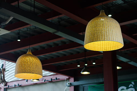 linterna, ligero, diseño, colgando, nadie, estructura construida, arquitectura, equipo de iluminación, amarillo, iluminado, vista de ángulo bajo, lugar de adoración, espiritualidad, adentro, religión, creencia, edificio, lámpara eléctrica, techo, de cerca, 5K, CC0, dominio público, libre de derechos