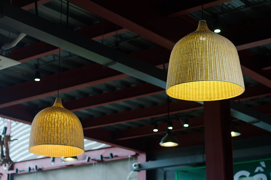linterna, ligero, diseño, colgando, nadie, estructura construida, arquitectura, equipo de iluminación, amarillo, iluminado, vista de ángulo bajo, lugar de adoración, espiritualidad, adentro, religión, creencia, edificio, lámpara eléctrica, techo, de cerca, 5K