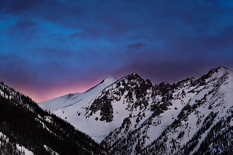 Schnee, bedeckt, Berge, Blau, Himmel, Schneedecke Berg, Weiß, schneebedeckter Berg, Berg, Wolke, Dämmerung, Abend, Natur, Landschaft, szenen, Gipfel, Winter, Gebirge, draußen, wolke - himmel, Sonnenuntergang, Schönheit in der Natur, Baum, Szenen - Natur, kalte Temperatur, Ruhe, ruhige Szene, idyllisch, Nicht-städtische Szene, keine Leute, Umgebung, majestätisch, 5K, CC0, gemeinfrei, lizenzfrei