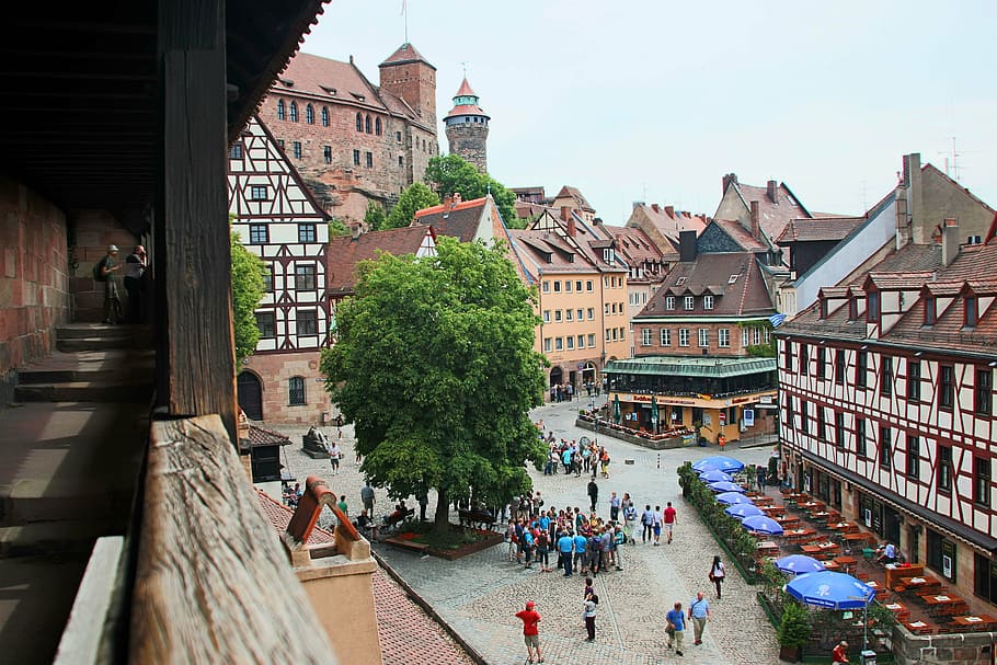 Nuremberg, barri antic, castell, edat mitjana, castell imperial, fachwerkhaus, arquitectura, exterior de l'edifici, estructura construïda, edifici, ciutat, grup de persones, gran grup de persones, multitud, dia, persones reals, persones incidentals, arbre, planta, naturalesa, barri residencial, dones, homes, vista d’angle alt, història, a l'aire lliure, canal, 5K