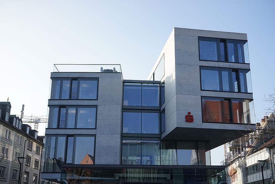 edifici, modern, arquitectura, disseny, construcció de formigó, concret, caixa d'estalvis, nou centre ulm de la ciutat, nou centre, escena urbana, exterior de l'edifici, estructura construïda, cel, ciutat, naturalesa, dia, cap gent, cel clar, vista d’angle baix, finestra, a l'aire lliure, fàbrica, barri residencial, vida de ciutat, llum solar, vidre - material, indústria, exterior d’edifici d’oficines, 5K