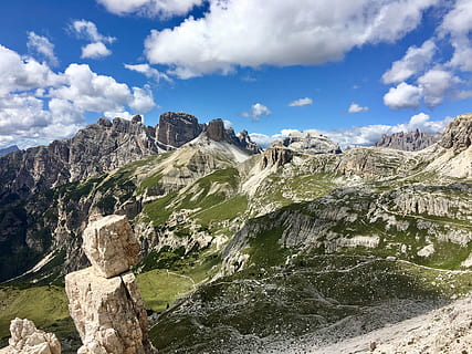 cer, munţi, aerian, vedere, verde, alb, Munte, nori, iarbă, roci, vară, nor, drei-zinnen, natură, trecime, Italia, Dolomiti, alp, nor - cer, stâncă, frumusețe în natură, scenice - natura, obiect de rocă, o scenă liniștită, liniște, scenă non-urbană, solid, peisaj, zi, mediu inconjurator, de munte, formatie rock, idilic, geologie, geografie fizica, nici o persoana, în aer liber, formare, erodate, varf de munte, 1080P, CC0, domeniu public, fără drepturi de autor