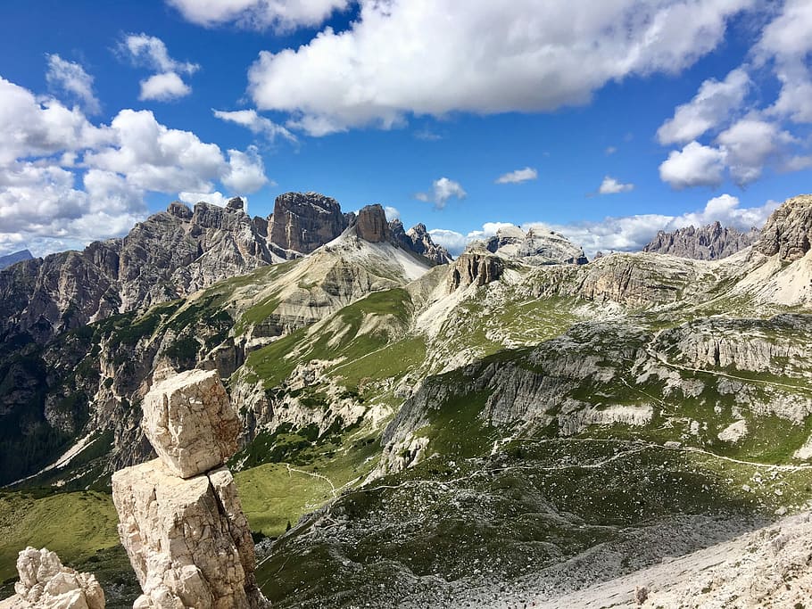 cel, muntanyes, aèria, vista, verd, blanc, muntanya, núvols, herba, roques, estiu, núvol, drei-zinnen, naturalesa, trescime, Itàlia, dolomiti, alp, núvol - cel, rock, bellesa a la natura, escenics - natura, rock - object, escena tranquil·la, tranquil·litat, escena no urbana, sòlid, paisatge, dia, medi ambient, Serra, formació de roca, idíl·lic, geologia, geografia física, cap gent, a l'aire lliure, formació, erosionat, cim de muntanya, 1080P