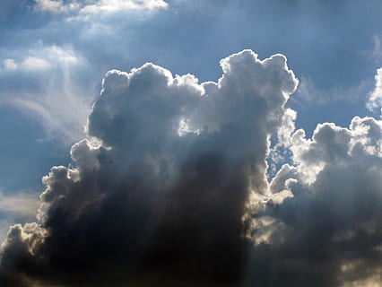 skyer, solstråler, vejr, himmel, sol, stråler, miljø, cloudscape, meteorologi, fluffy, lyse, klima, himlen, overskyet, solrig, sollys, udendørs, blå, blå himmel, atmosfære, sky - himmel, baggrunde, skønhed i naturen, lav vinkel visning, scenics - natur, ro, natur, ingen mennesker, dag, rolig scene, idyllisk, solstråle, dramatisk himmel, blødhed, streaming, 2K, CC0, offentligt domæne, royaltyfrie