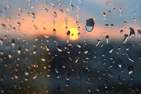 detailopname, foto, water, druppels, glas, regen, nat, venster, zonsondergang, regenen, druppeltjes, spatten, verfrissend, laten vallen, hemel, natuur, glas - materiaal, buitenshuis, transparant, geen mensen, vervoer, stad, zonlicht, auto, architectuur, overpeinzing, regendruppel, 5K, CC0, publiek domein, royaltyvrij