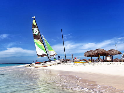 perahu layar di pantai, pantai, air, samudra, pasir, pariwisata, katamaran, karibia, tujuan, laut, perjalanan, cayo blanco, firdaus, Kuba, langit, tanah, alam, keindahan di alam, biru, hari, kapal laut, scenics - alam, atap jerami, orang tak terduga, bendera, liburan, angkutan, di luar rumah, cakrawala di atas air, perahu layar, 2K, CC0, domain publik, bebas royalti