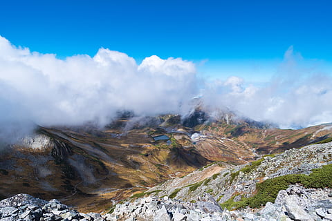 Brun, rock bjerg, dagtimerne, tyk, skyer, bjerg, Sky, blå himmel, klippe, skygge, græs, natur, landskab, scenics, udendørs, bjergtop, bjergkæde, blå, himmel, sne, sky - himmel, rock-objekt, bakke, skønhed i naturen, vandring, sommer, dag, rolig scene, scenics - natur, miljø, ikke-urbane scene, ro, geologi, ingen mennesker, fysisk geografi, røg - fysisk struktur, jord, idyllisk, magt i naturen, formation, 5K, CC0, offentligt domæne, royaltyfrie