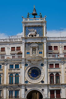 Venedig, Uhr, Haus, die Architektur, berühmter Platz, Europa, Italien, Fassade, gebaute Struktur, Gebäudehülle, Himmel, Gebäude, Flachwinkelansicht, Reiseziele, Tag, Fenster, Natur, die Vergangenheit, keine Leute, Geschichte, Blau, Bogen, Zeit, Stadt, wolke - himmel, Turm, draußen, aufwendig, architektonische Säule, Ziffernblatt, 1080P, CC0, gemeinfrei, lizenzfrei