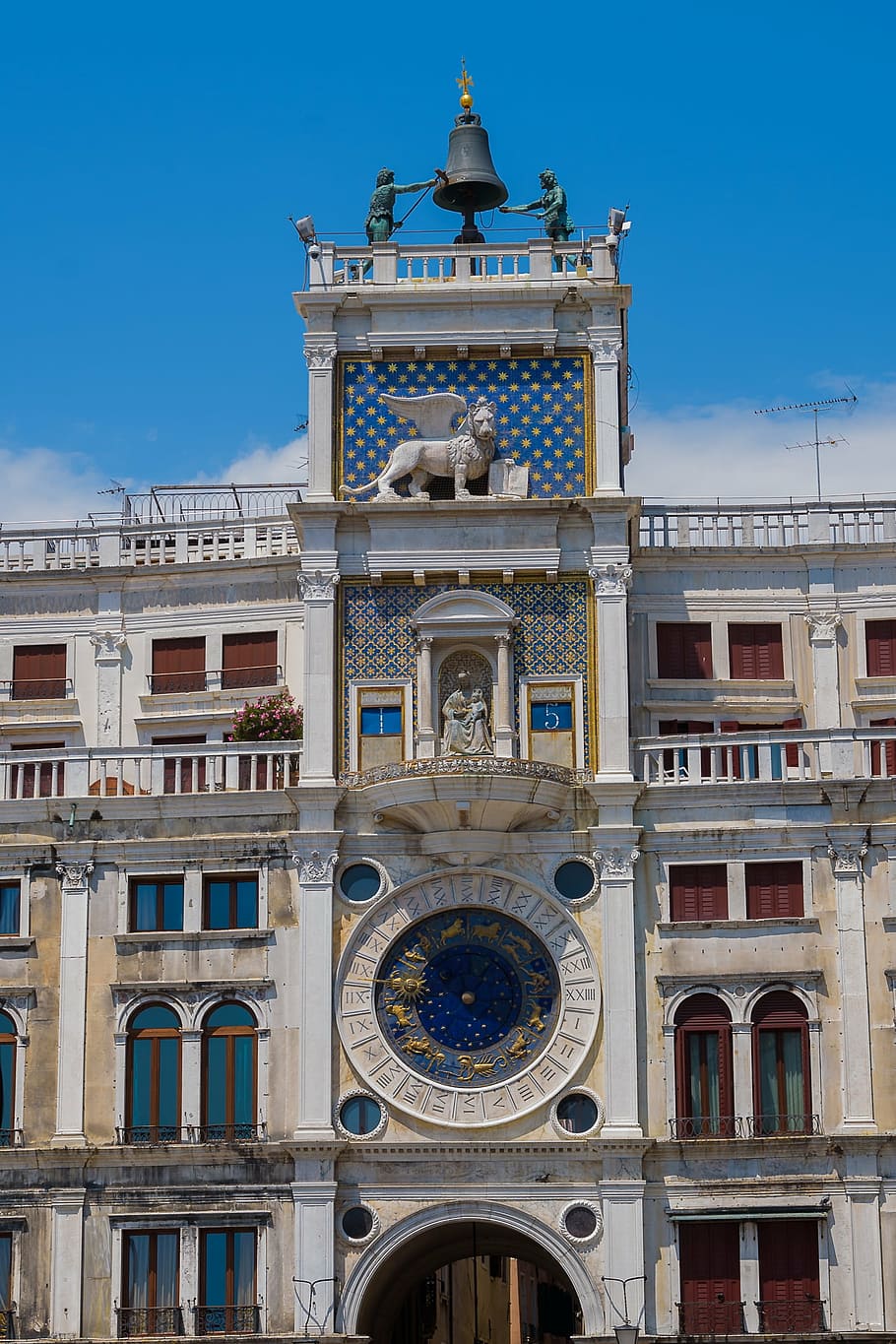 Venedig, Uhr, Haus, die Architektur, berühmter Platz, Europa, Italien, Fassade, gebaute Struktur, Gebäudehülle, Himmel, Gebäude, Flachwinkelansicht, Reiseziele, Tag, Fenster, Natur, die Vergangenheit, keine Leute, Geschichte, Blau, Bogen, Zeit, Stadt, wolke - himmel, Turm, draußen, aufwendig, architektonische Säule, Ziffernblatt, 1080P