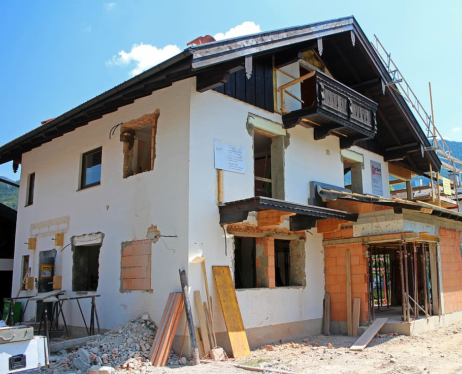 hvid, beton, hus, blå, himmel, hjem, bygning, konvertering, dyrkning, websted, byggearbejde, byggeri bygning, renovation, udvidelse, arbejde, konstruktion, bygget struktur, bygning udvendig, arkitektur, sollys, dag, beskadiget, natur, forladt, ingen mennesker, udendørs, vindue, boligområde, ødelæggelse, sky - himmel, træ - materiale, gammel, kørt ned, ødelagt, nedrevet, 4K