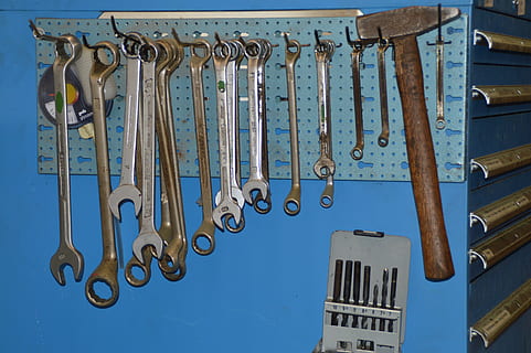 eines, taller, martell, clau anglesa, metall, cap gent, penjant, dia, elecció, a l'interior, gran grup d'objectes, variació, eina, funció de construcció de parets, eina de treball, blau, control, Eina de mà, clau clau, costat a costat, ganxo, natura morta, 4K, CC0, domini públic, lliure de regalies