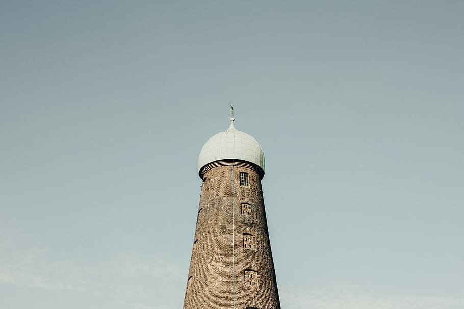 marró, blanc, mesquita, blau, cel, baix, fotografia d'angle, catedral, modern, maó, arquitectura, torre, edifici, estructura construïda, exterior de l'edifici, vista d’angle baix, cel clar, cap gent, dia, viatjar, naturalesa, alta - alta, còpia espai, destinacions de viatge, el passat, turisme, a l'aire lliure, cúpula, història, fletxa, comunicacions globals, 2K