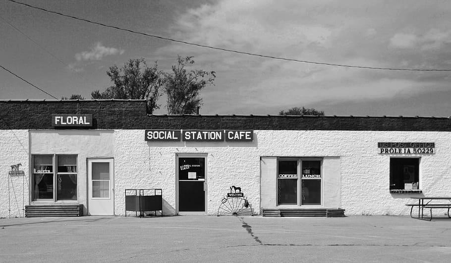 bar, ufficio postale, memorizzare, ristorante, bianco e nero, caffè lungo la strada, esterno dell'edificio, struttura costruita, architettura, testo, sceneggiatura occidentale, nuvola - cielo, comunicazione, cielo, giorno, finestra, nessuno, natura, costruzione, città, Entrata, albero, all'aperto, strada, cartello, chiuso, 2K